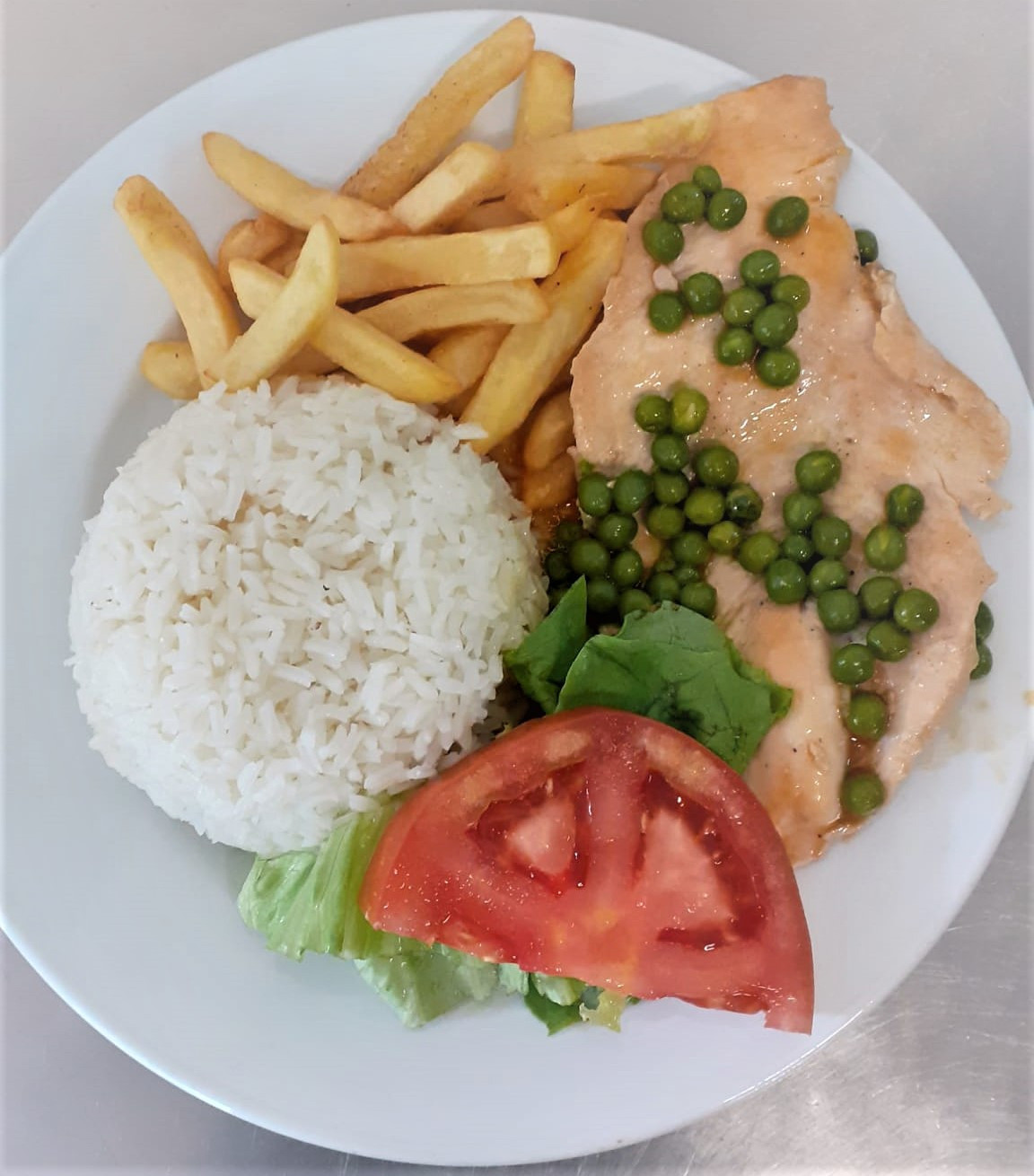 Bife de frango grelhado com arroz de ervilhas