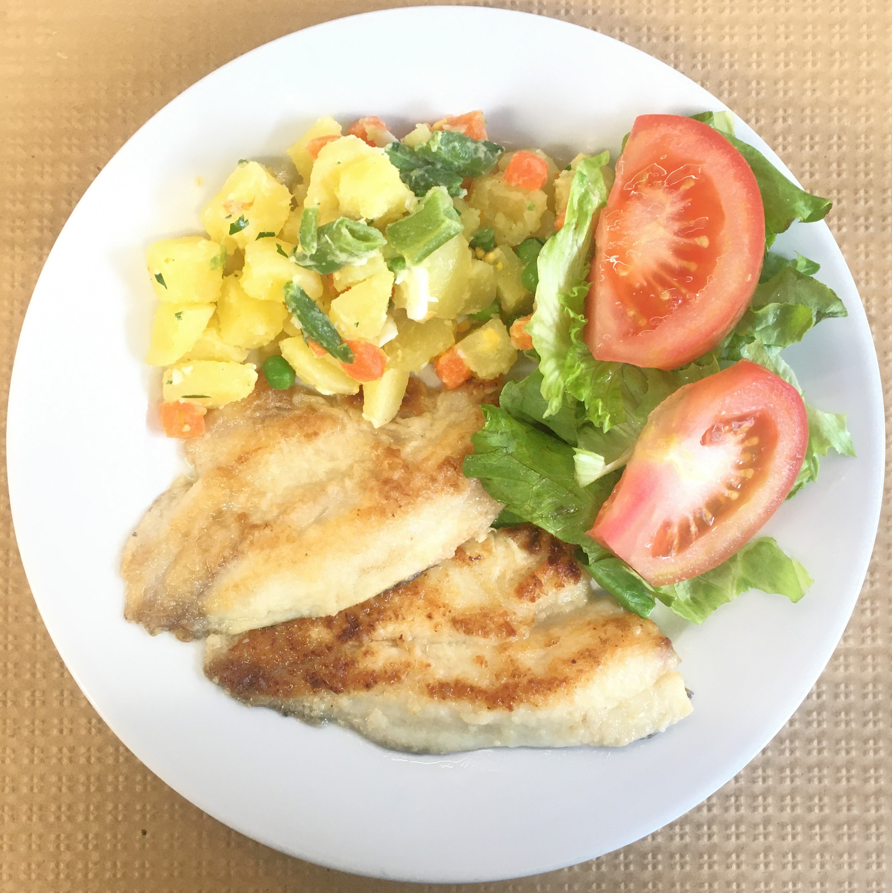 Tilápia corada com salada russa