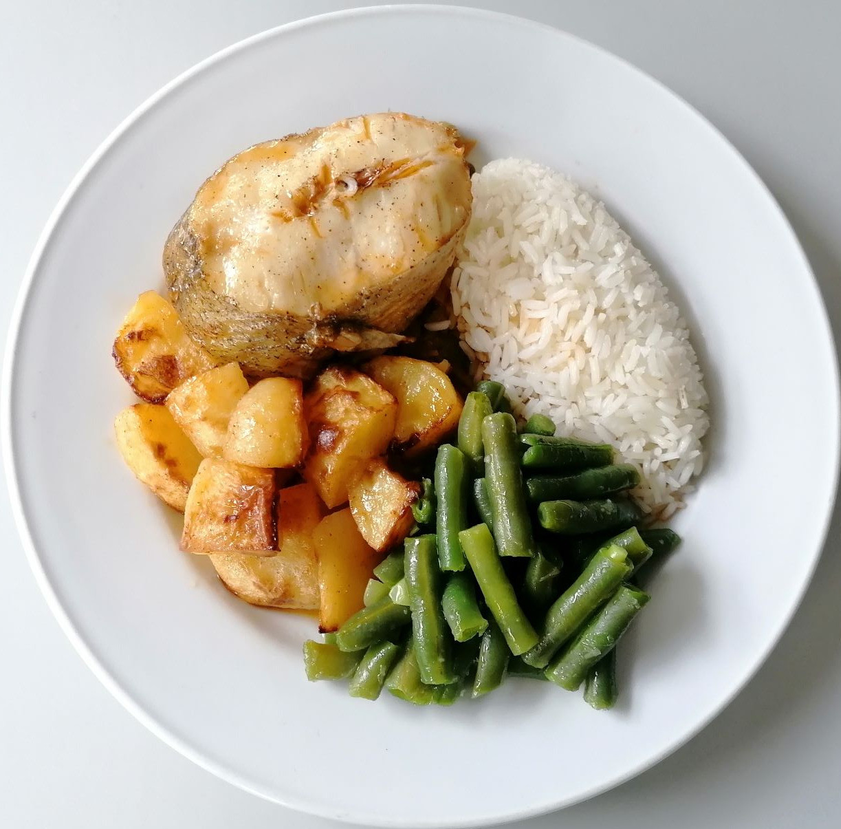 Pescada assada no forno com legumes salteados