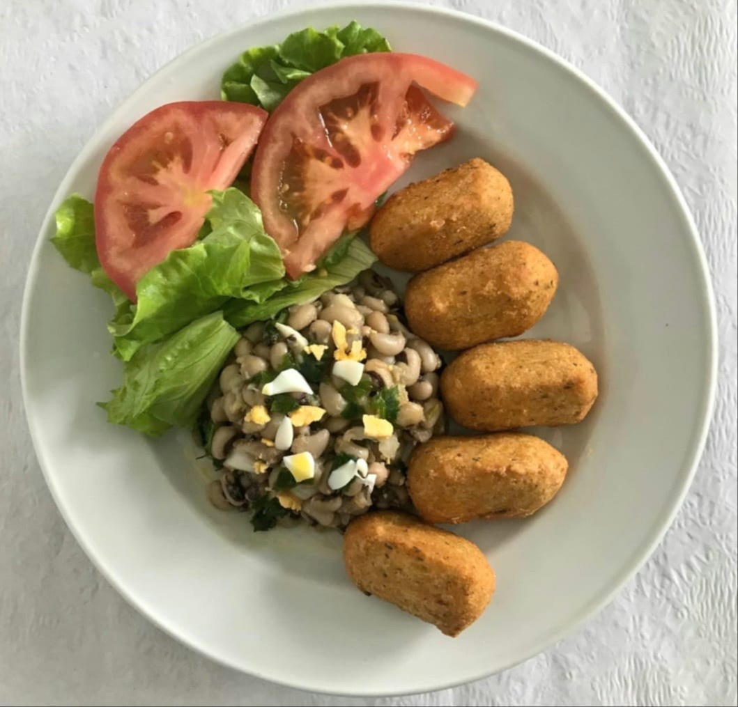 Bolinhos de bacalhau com feijão frade