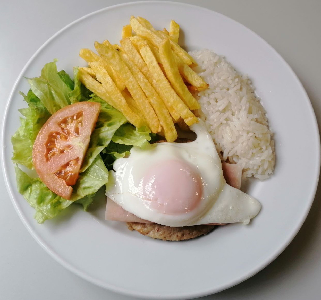 Hambúrguer de vitela com ovo a cavalo, arroz e batata frita