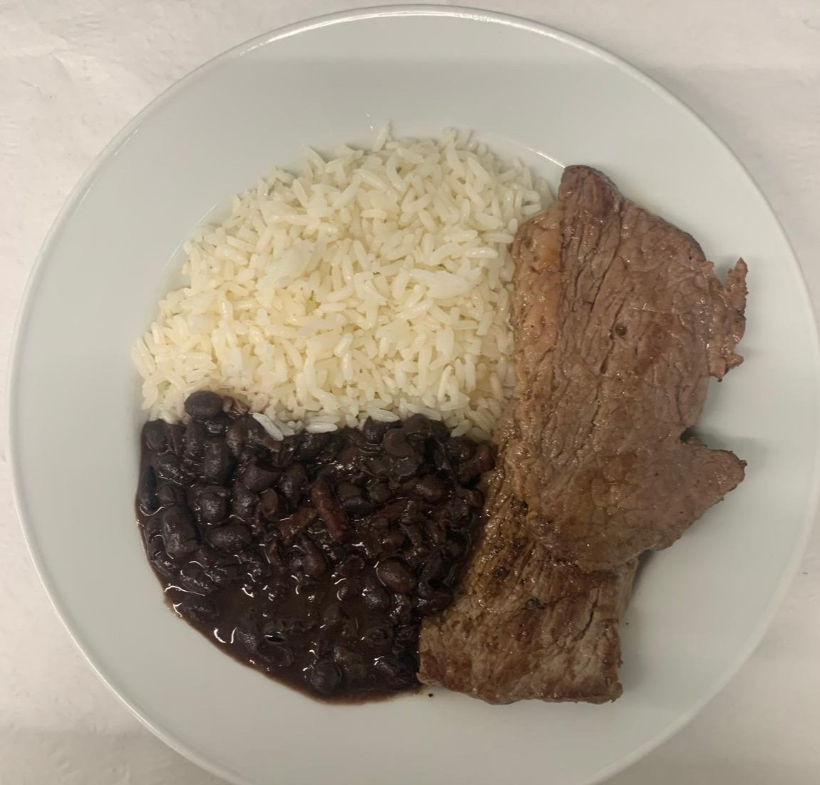 Maminha de vitela grelhada com feijão preto e arroz branco