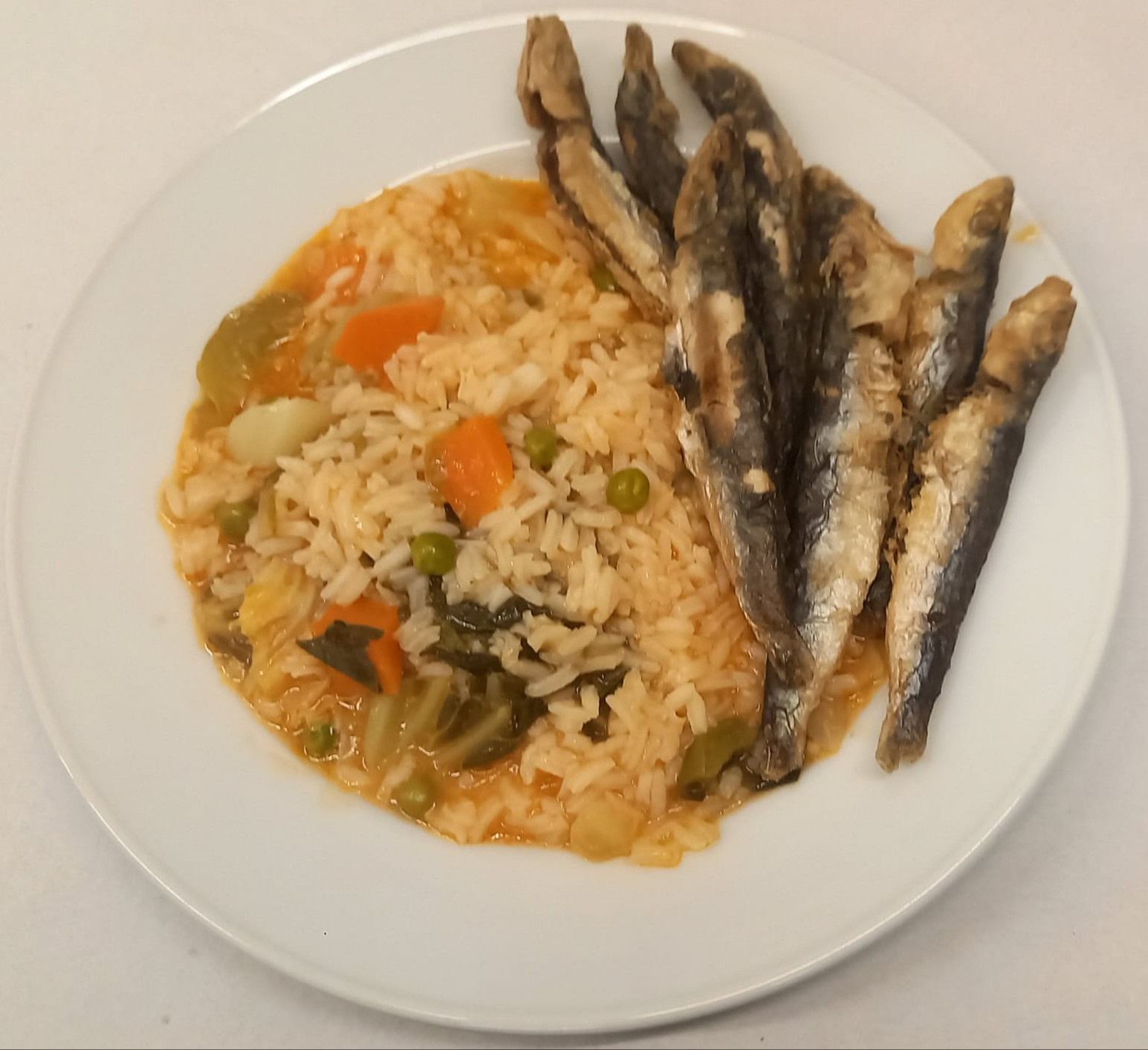 Petinga frita com arroz de legumes