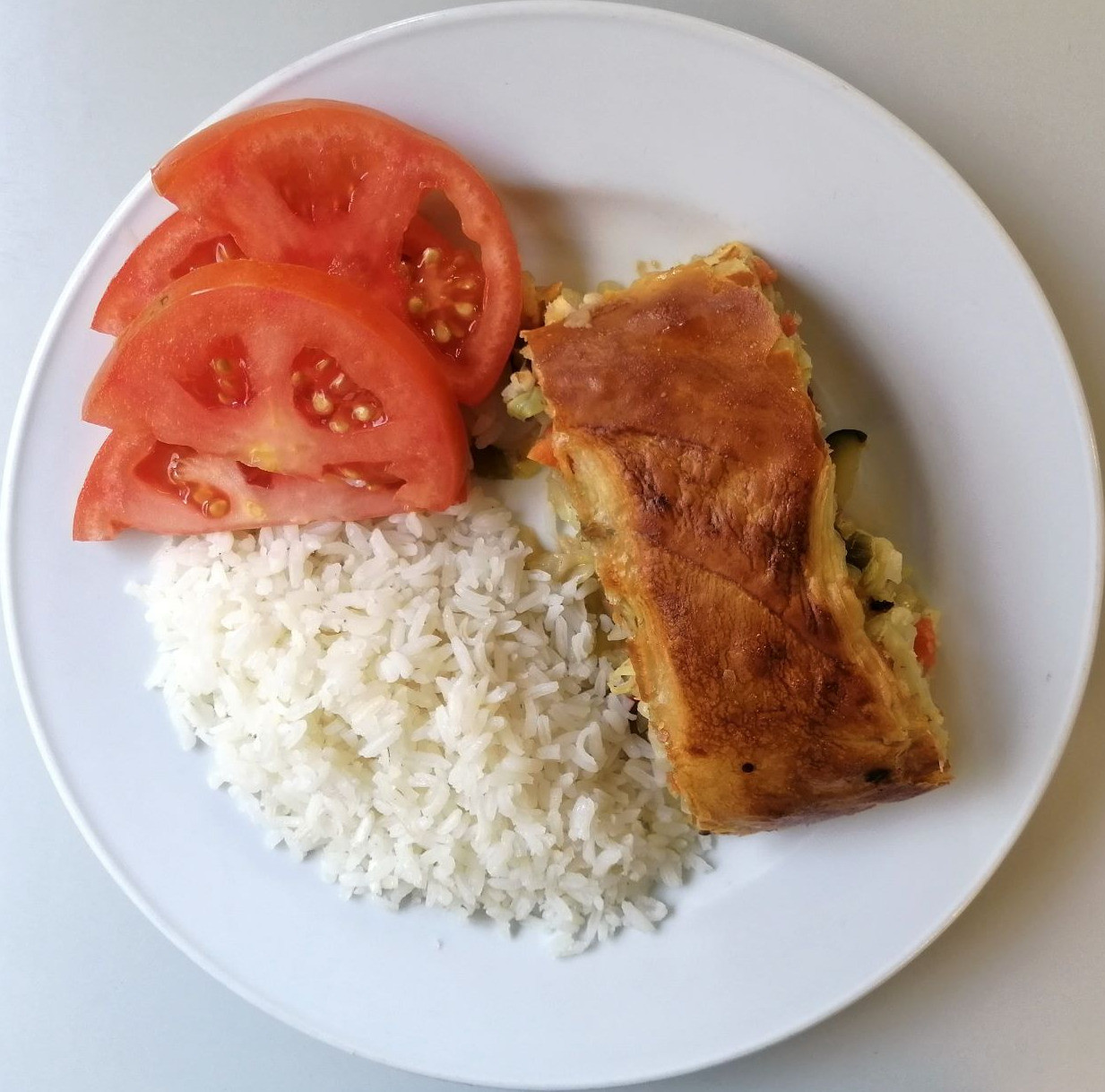 Folhado de legumes com arroz branco