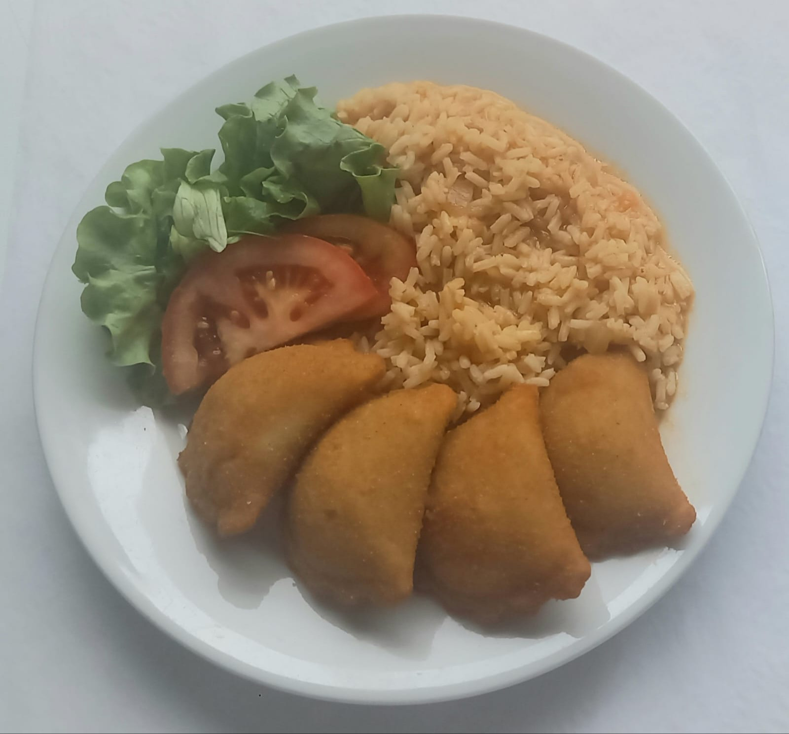 Rissóis de camarão com arroz de tomate