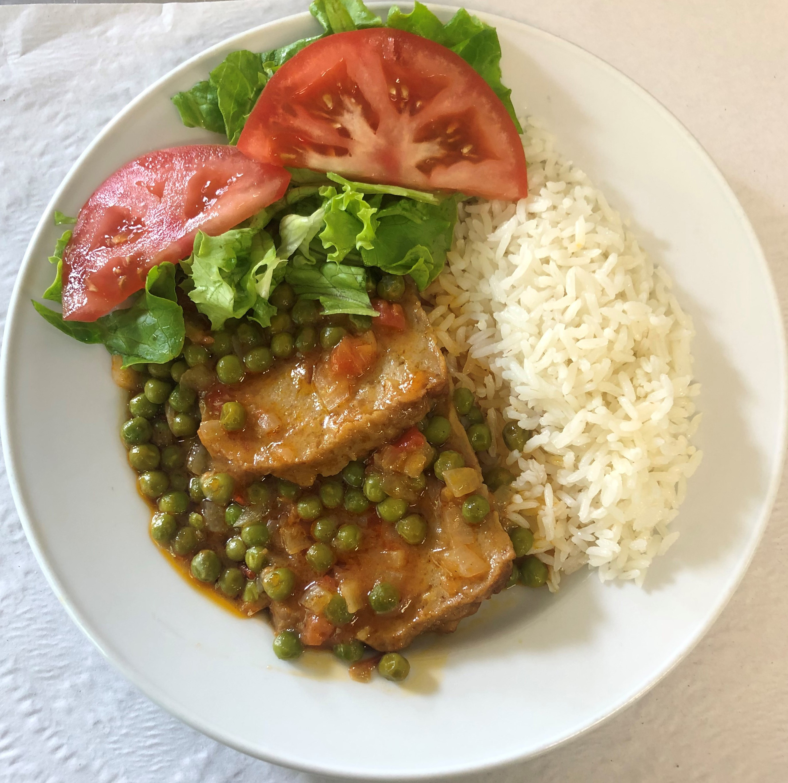 Bifinhos de seitan com molho de ervilhas e arroz branco