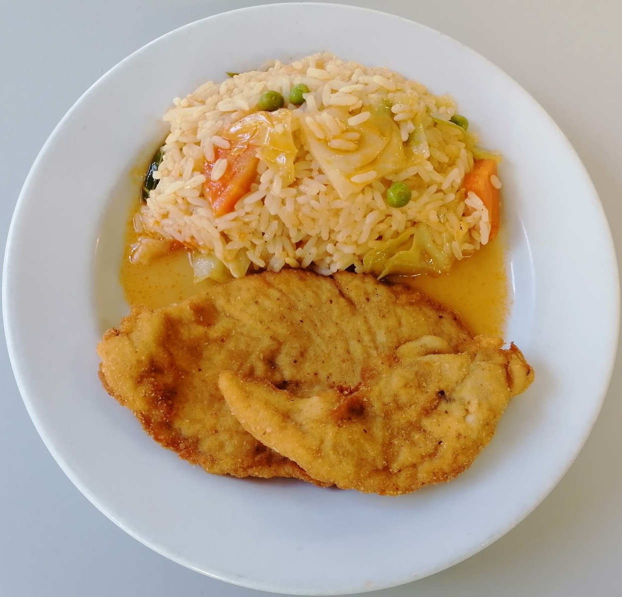 Panados de frango com arroz de legumes