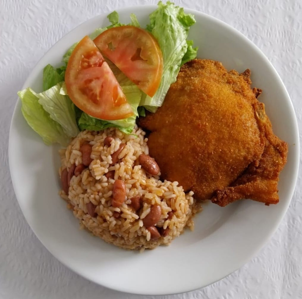 Costeleta de porco panada com arroz de feijão