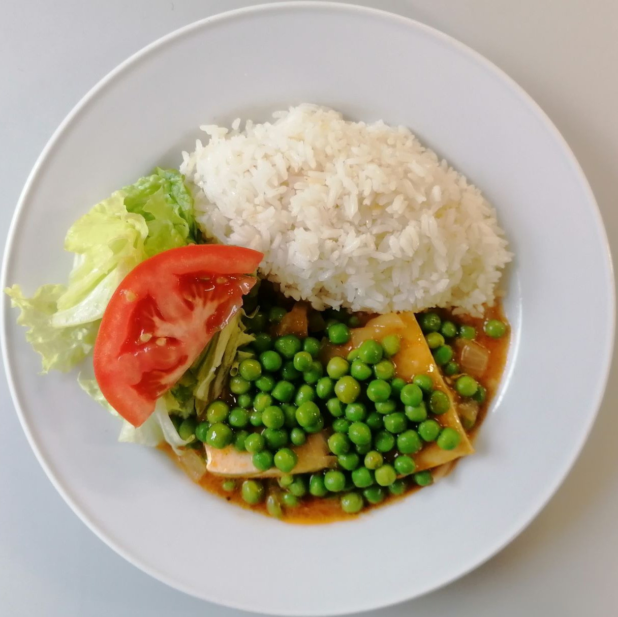 Bifinhos de tofu com molho de ervilhas