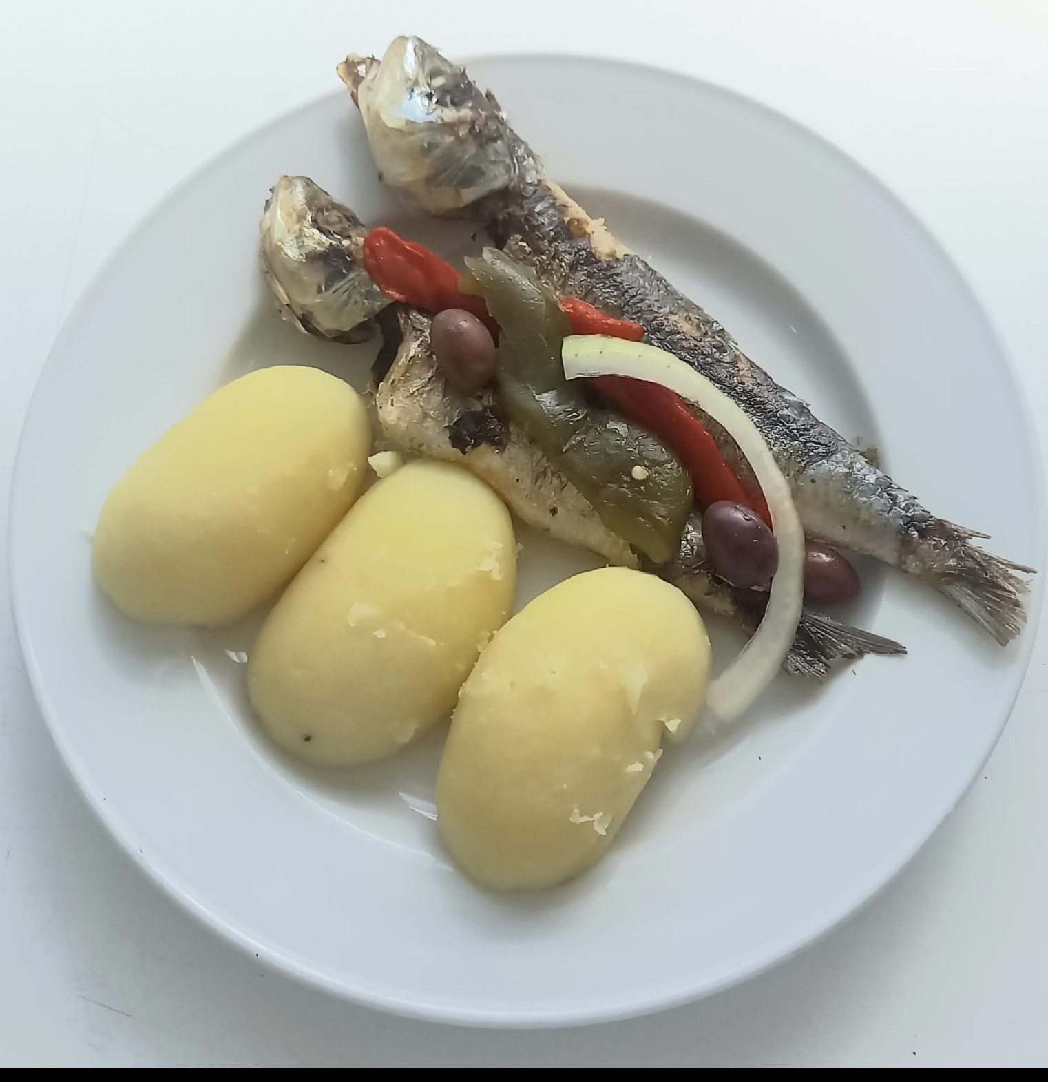 Sardinha assada com batata cozida e salada de pimentos