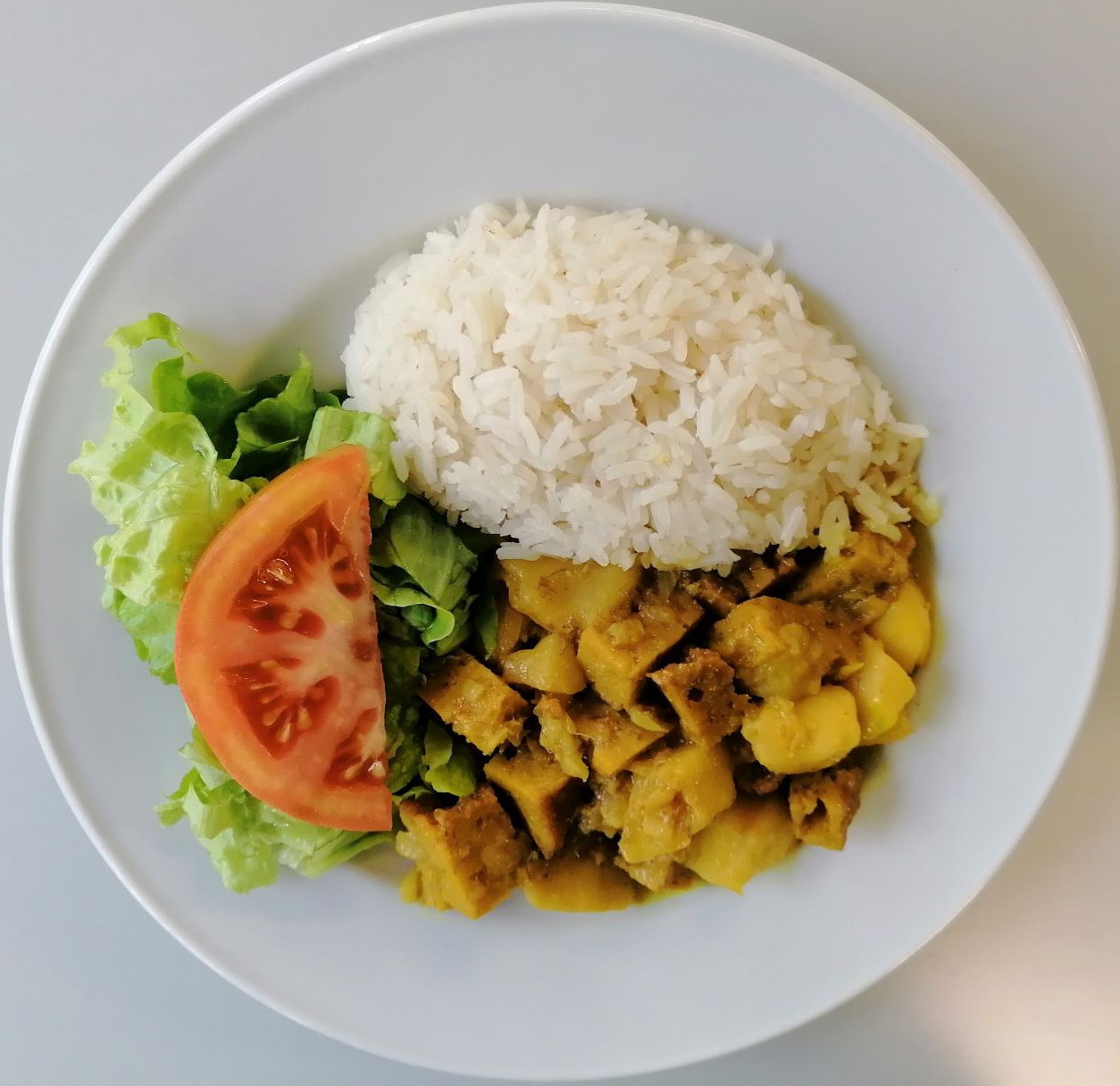 Caril de seitan com maçã e arroz branco
