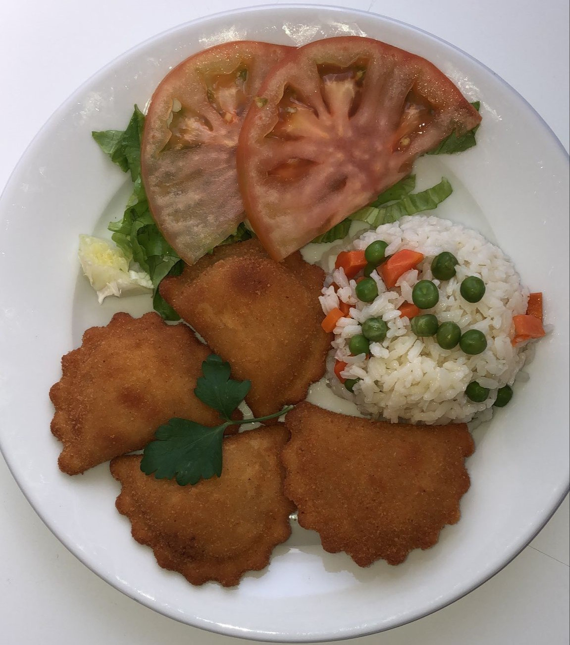 Rissóis de camarão com arroz alegre