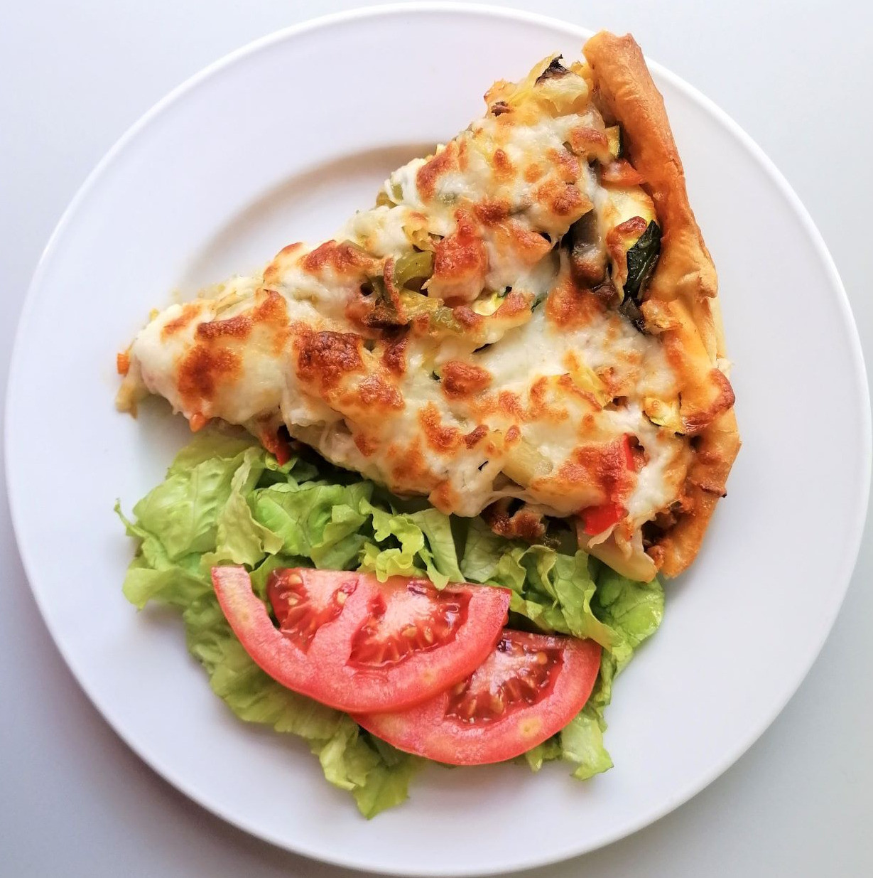 Pizza vegetariana guarnecida