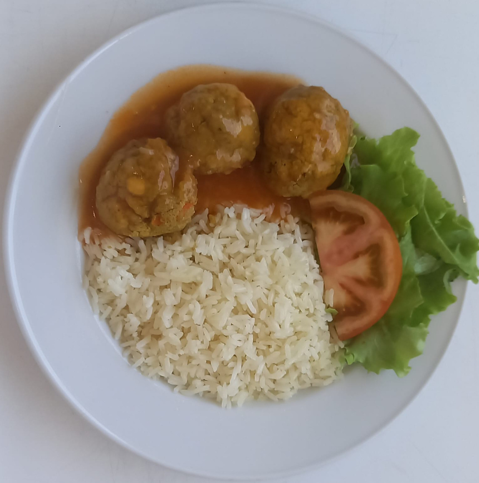 Almondegas de grão e soja com arroz branco