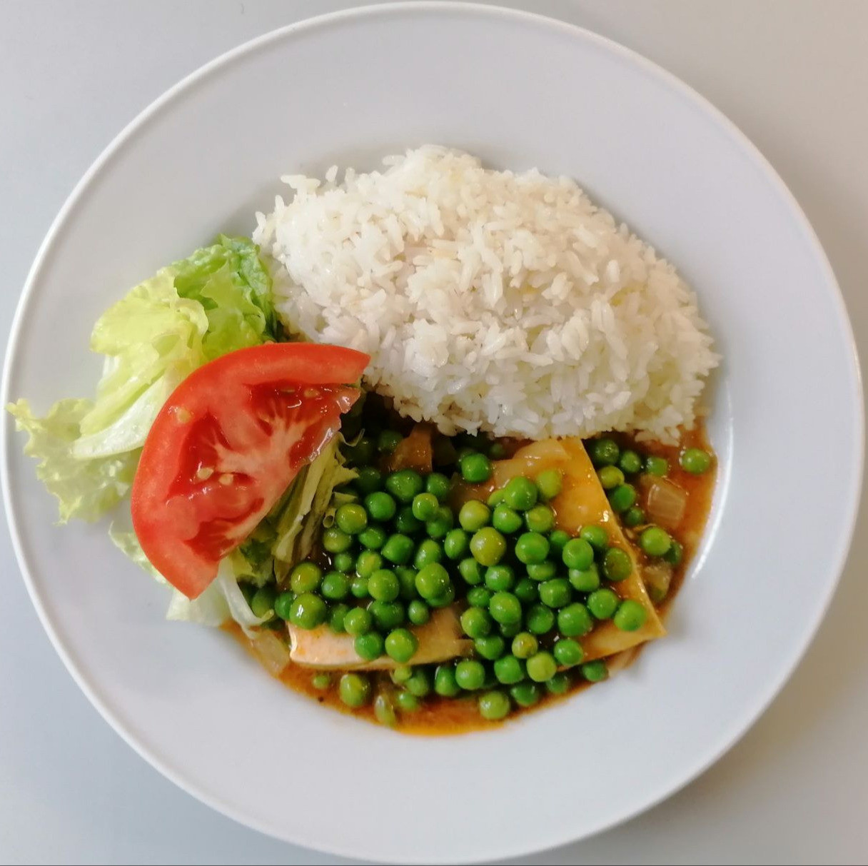 Bifinhos de tofu com molho de ervilhas e arroz branco