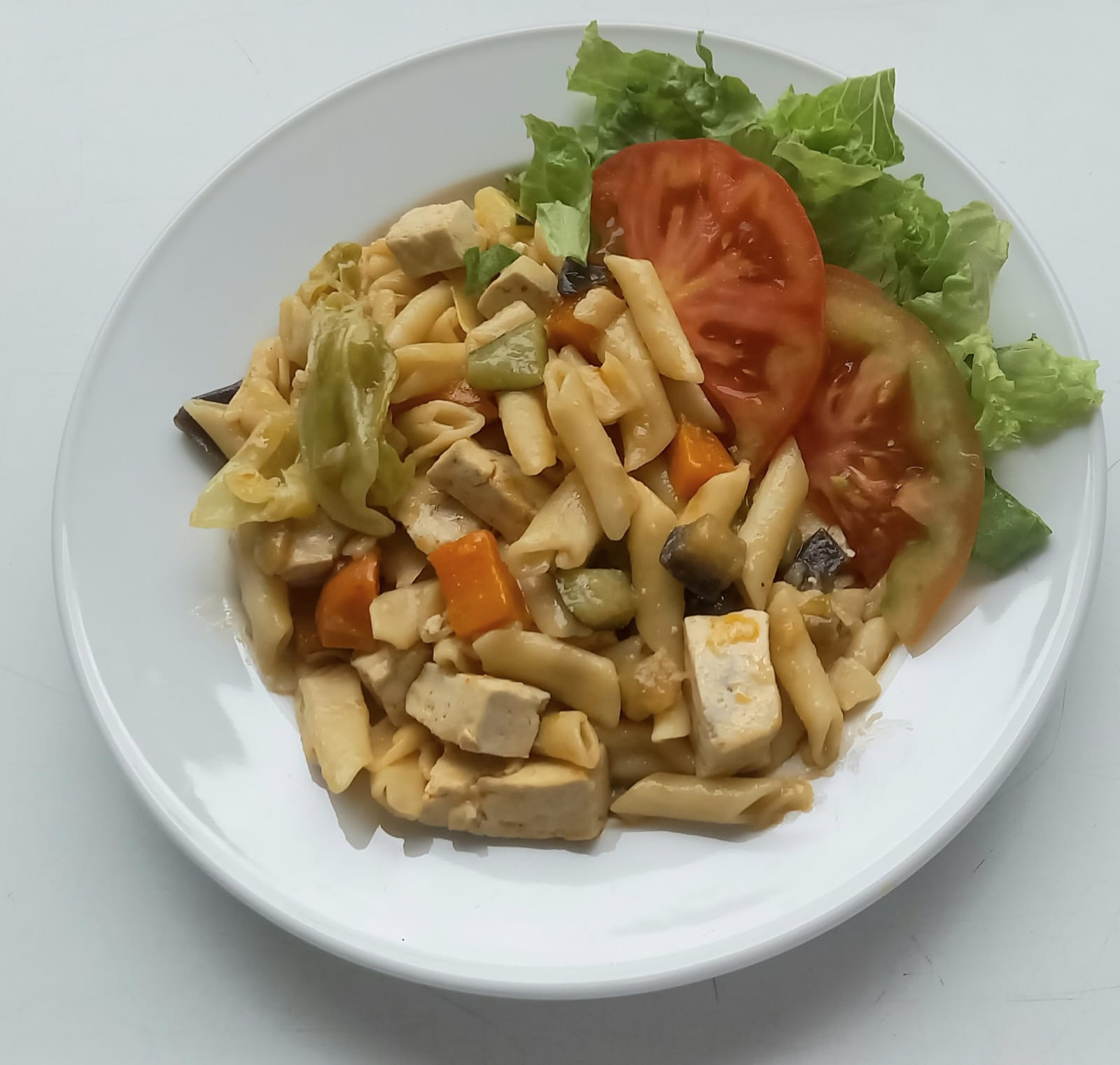 Massa vegetariana com tofu