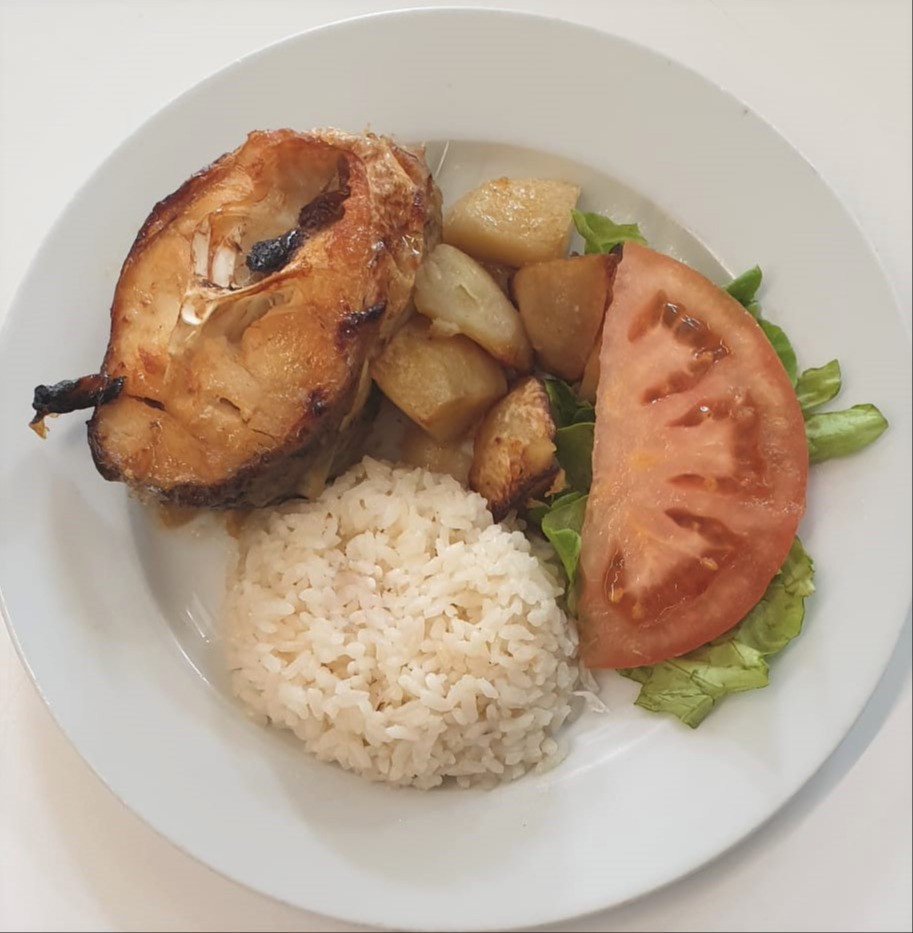 Abrótea assada no forno com batata assada