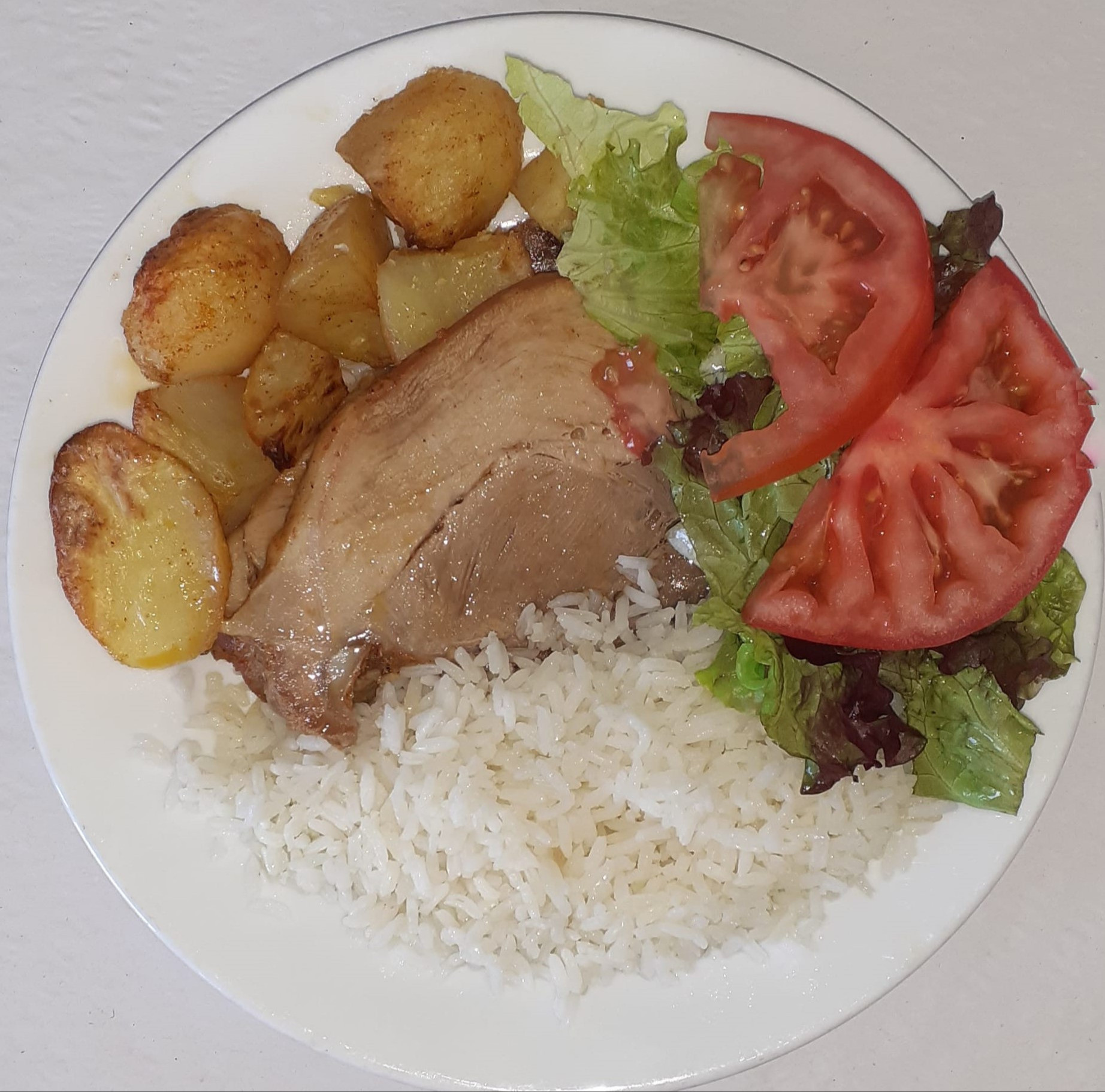 Pá de porco assada no forno com batata assada