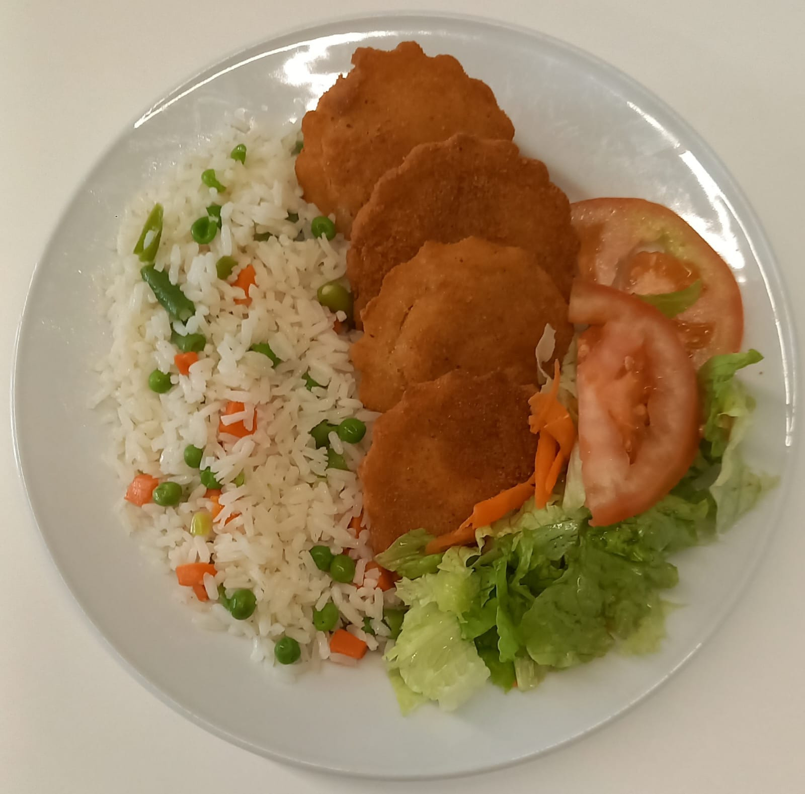 Rissóis de camarão com arroz tropical