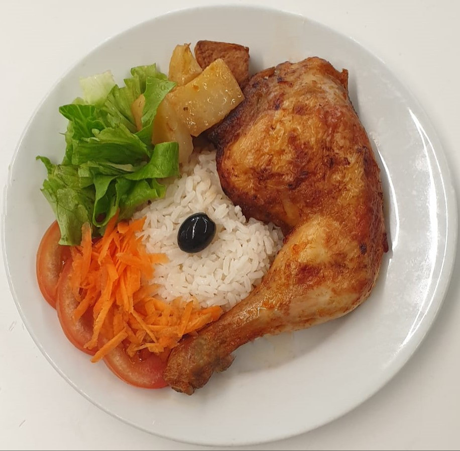 Perna de frango assada no forno com batata assada