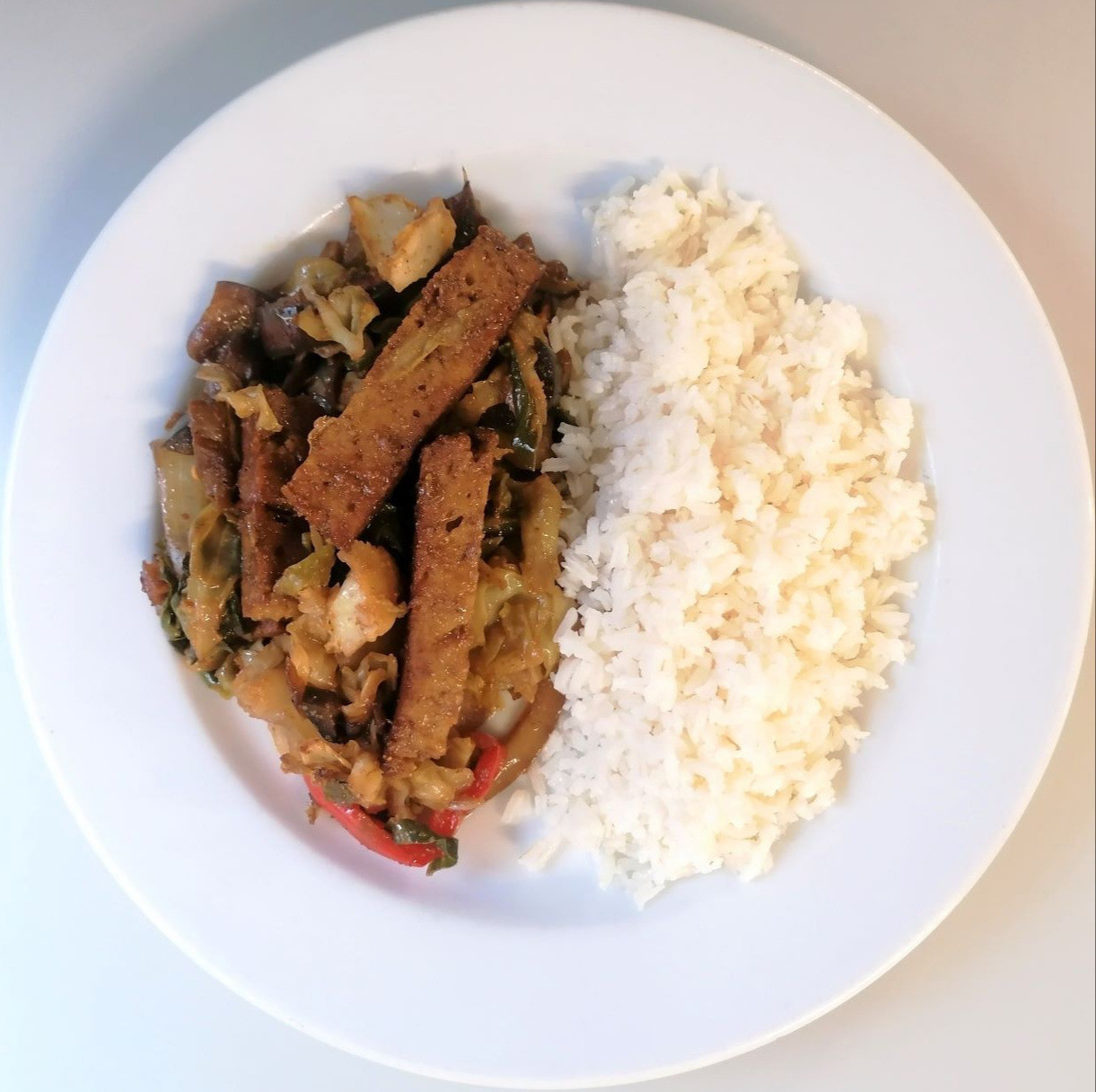 Chop-suey de seitan com arroz