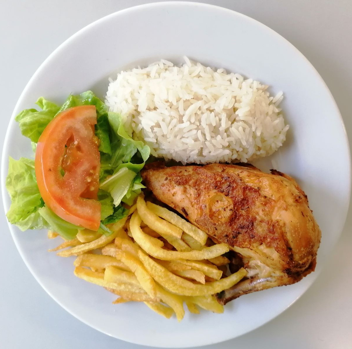 Frango grelhado com batata frita e arroz