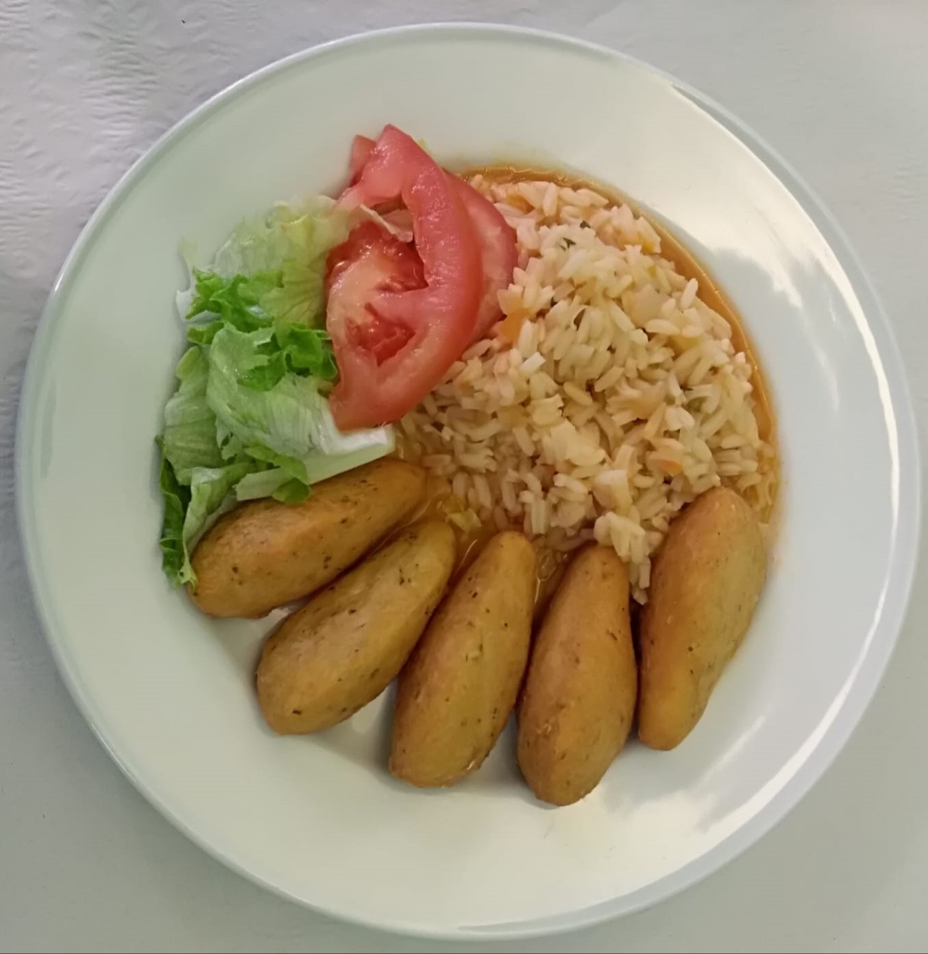 Bolinhos de bacalhau com arroz de tomate