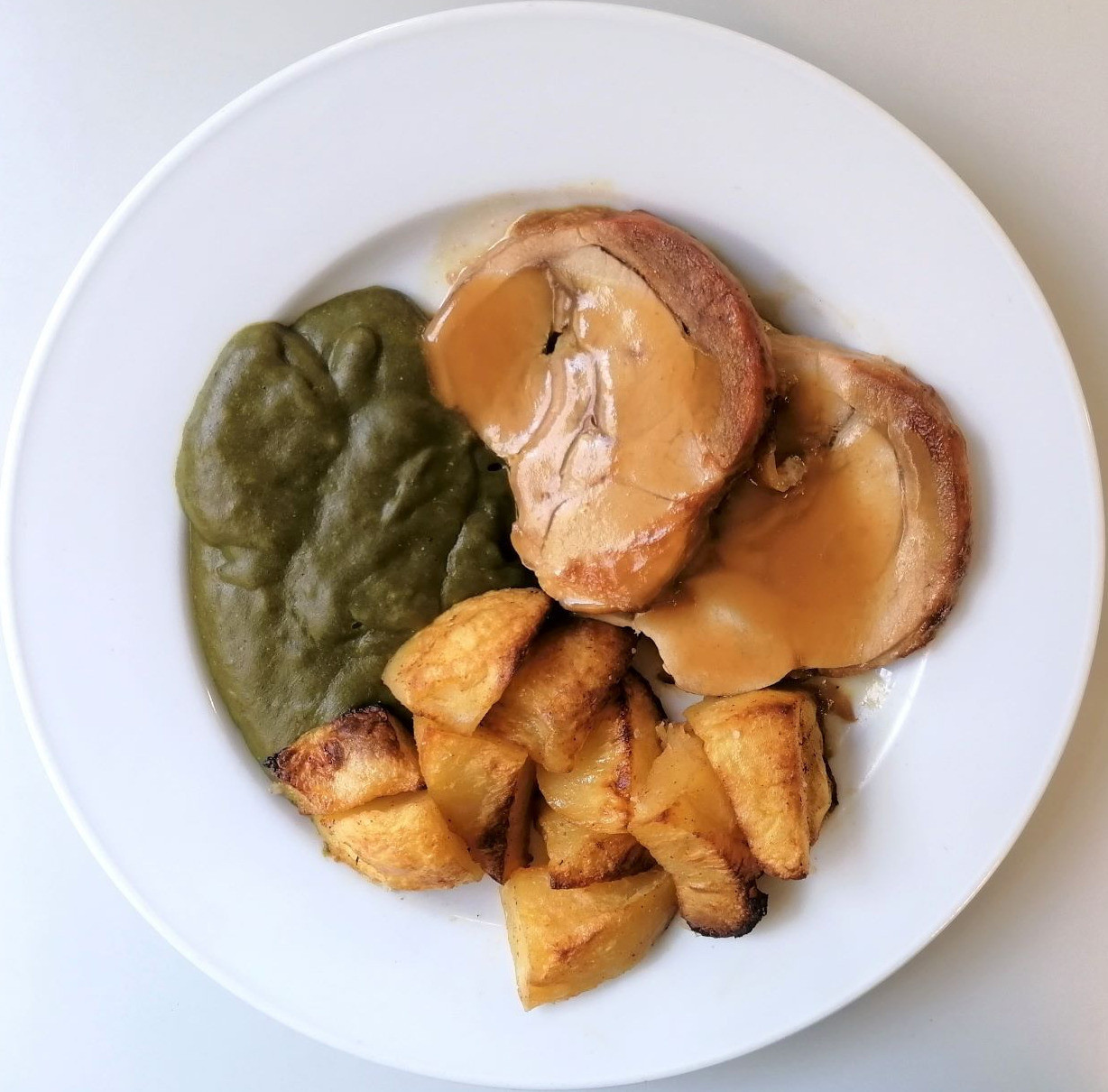 Rotti de peru assado com esparregado, batata assada e arroz branco