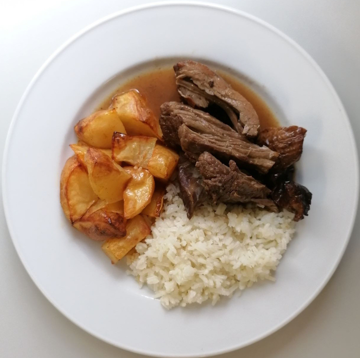 Vitela assada à Lafões com batata assada e arroz