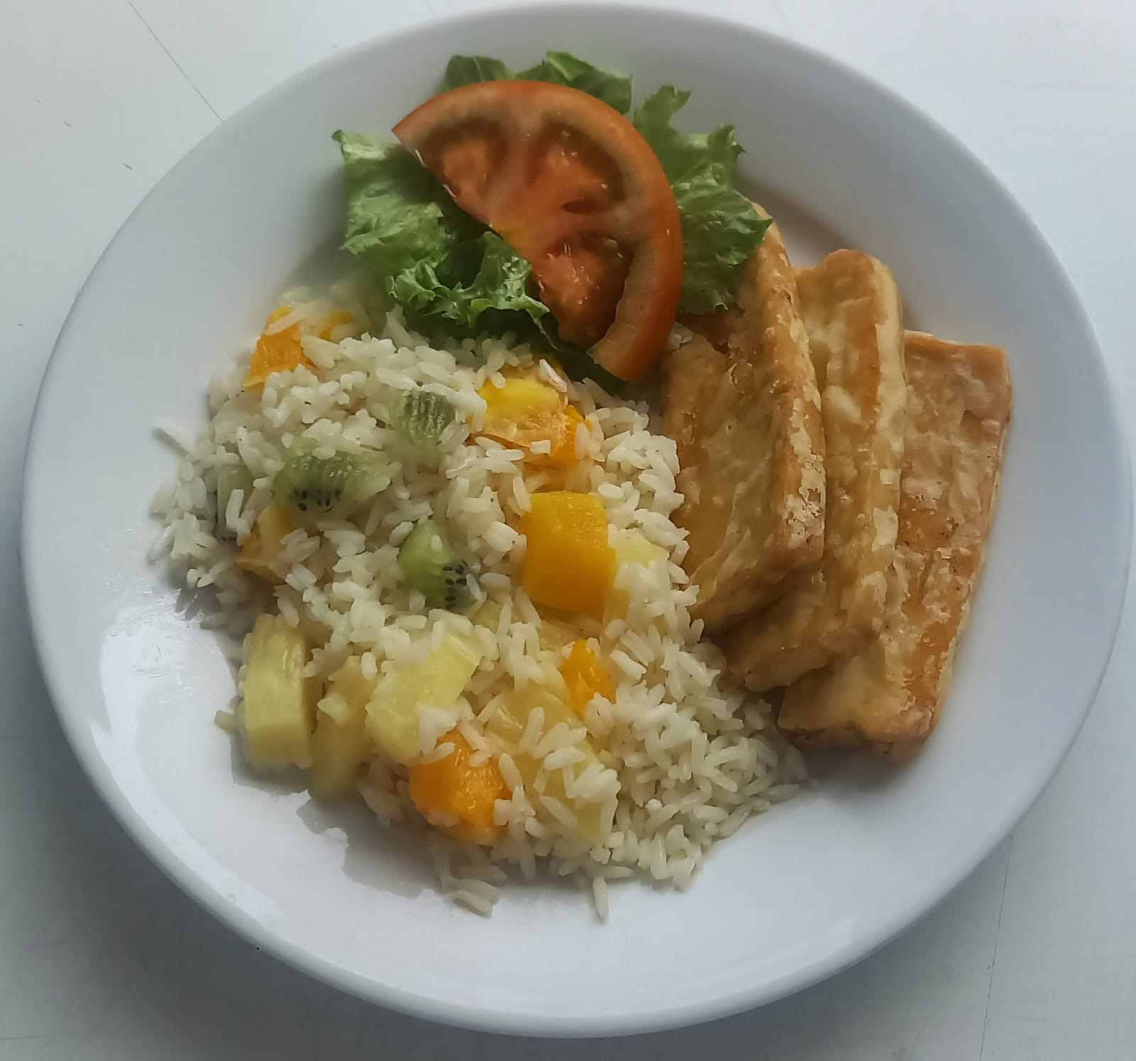 Filetes de tofú com arroz tropical(ananás, pêssego , laranja, kiwi)