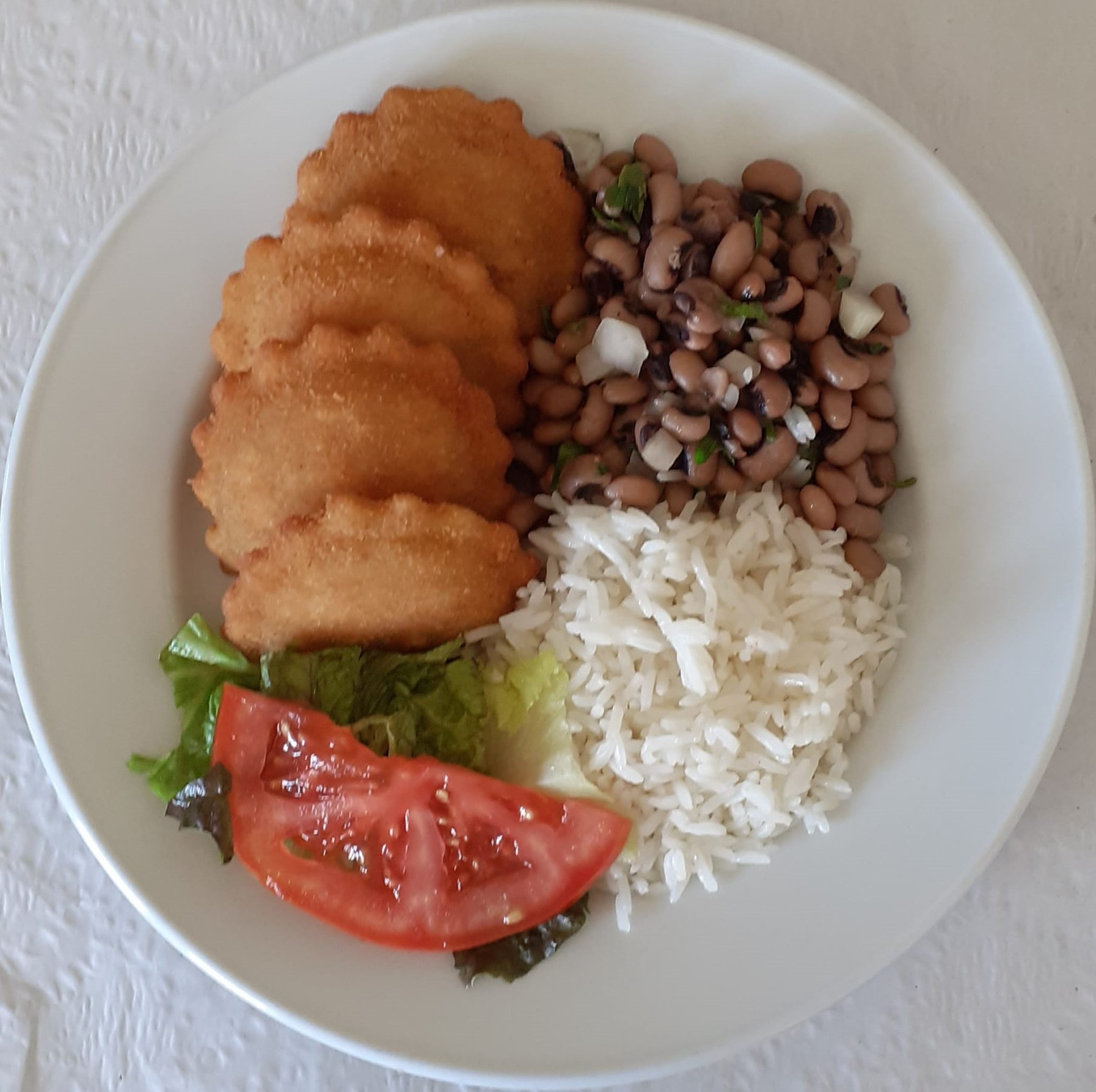 Rissóis de camarão com salada de feijão frade