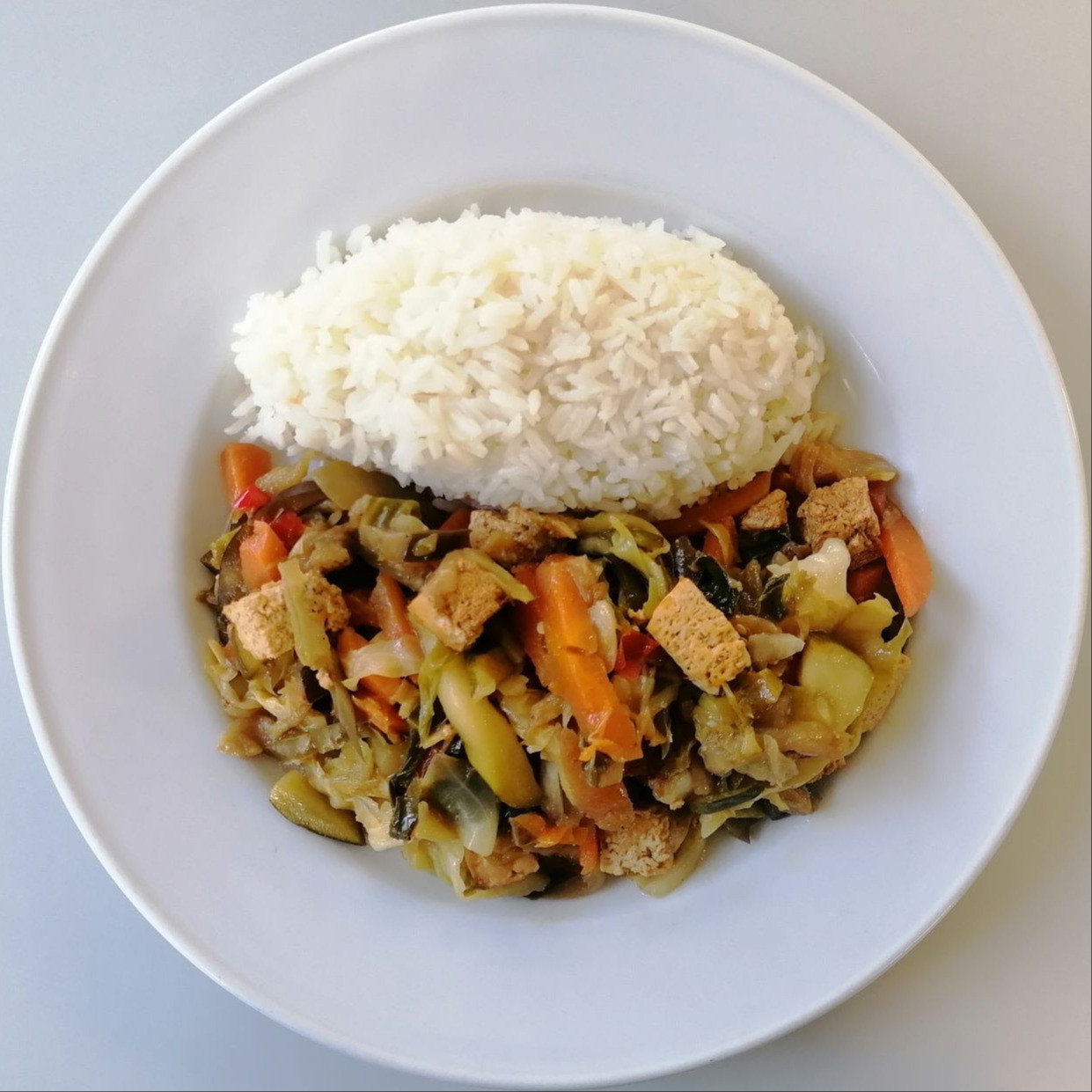 Legumes salteados com tofu