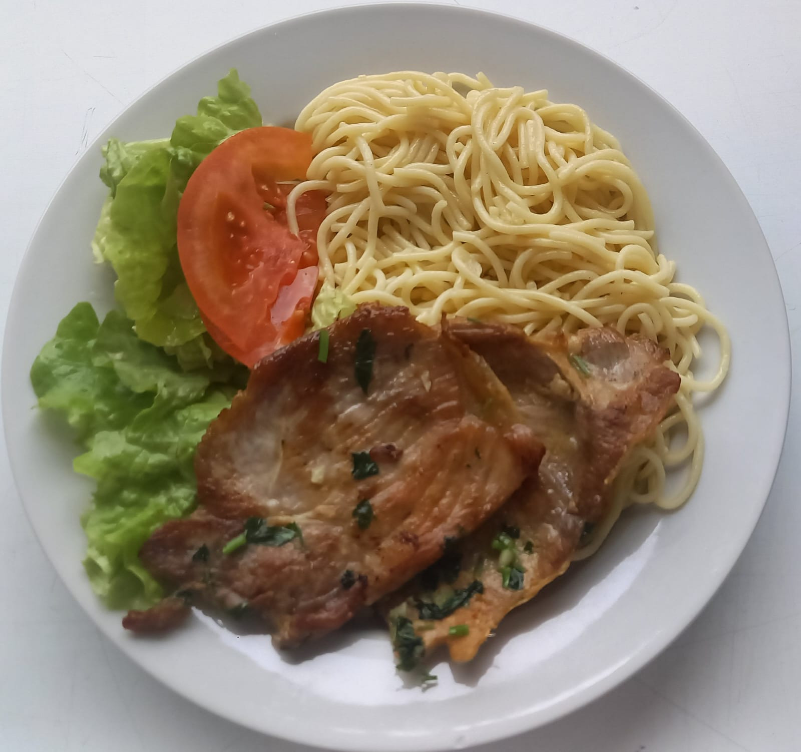 Escalopes de porco ao alho com esparguete