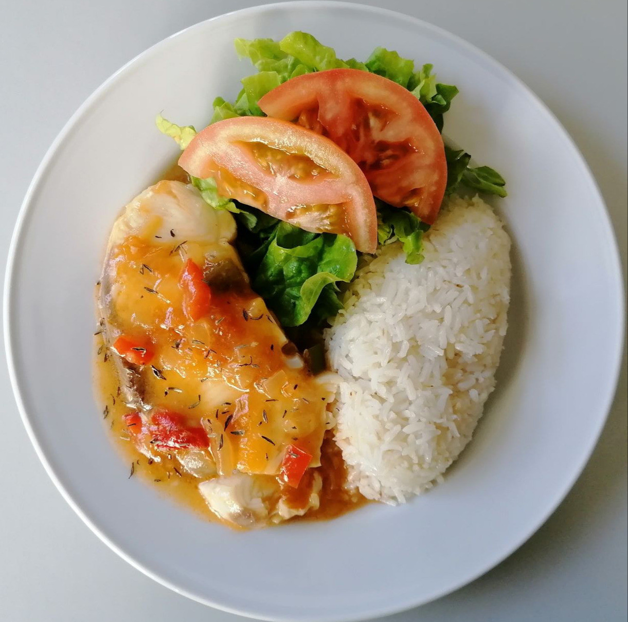 Tintureira estufada com ervas aromáticas e arroz branco