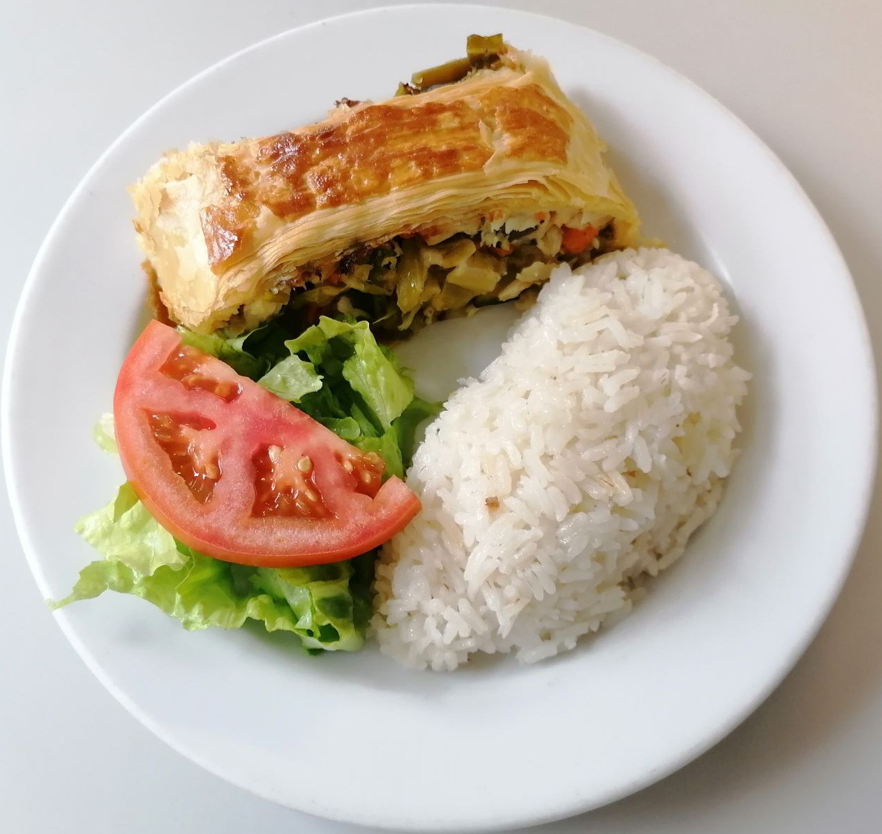 Folhado de peixe com salada mista