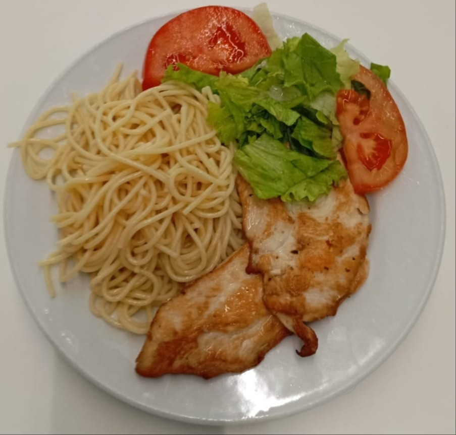 Bife de frango grelhado com esparguete