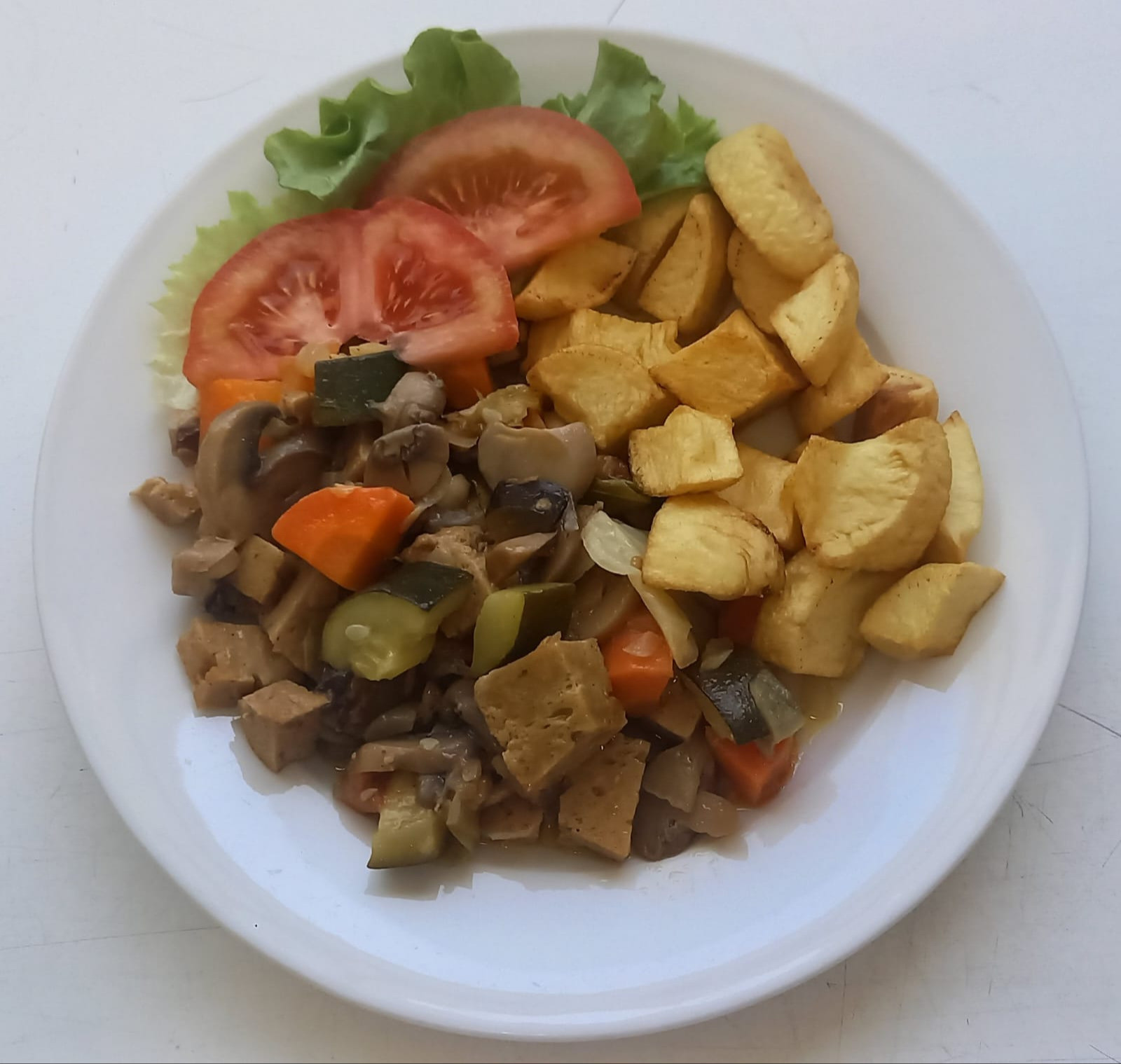Legumes salteados com seitan e batata corada
