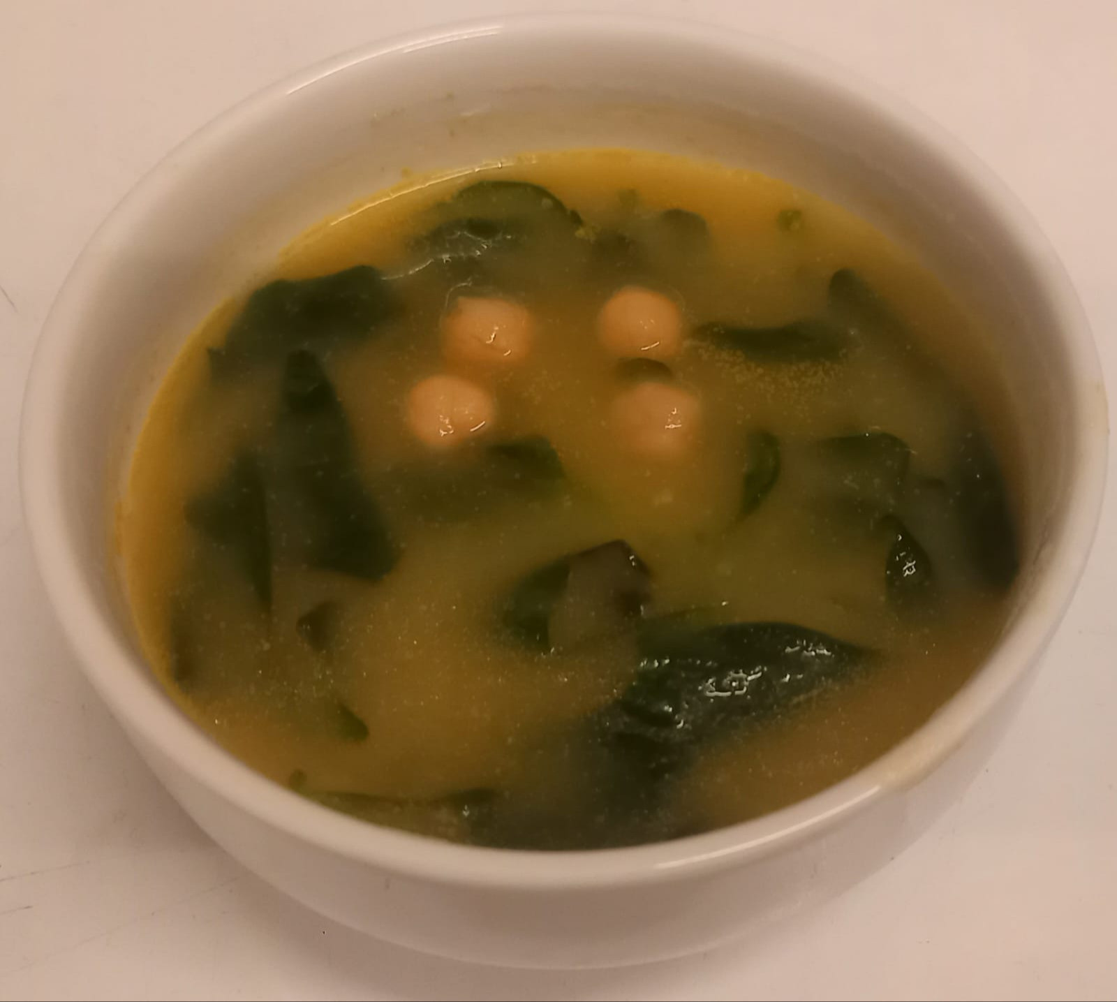 Sopa de grão com espinafre
