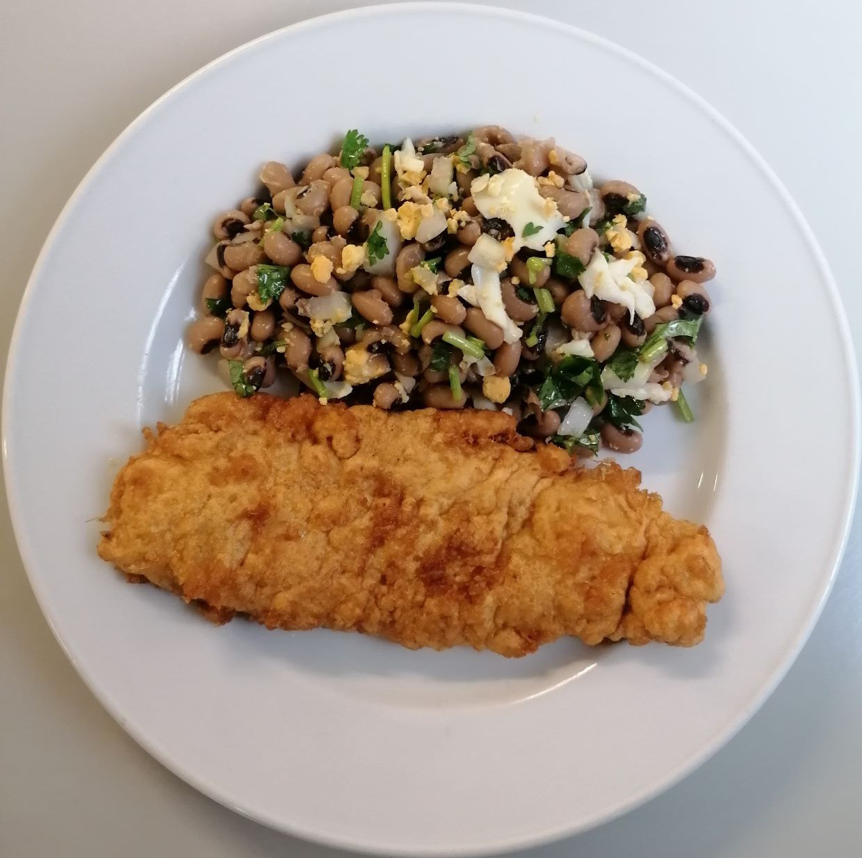Filetes de pescada com salada feijão frade