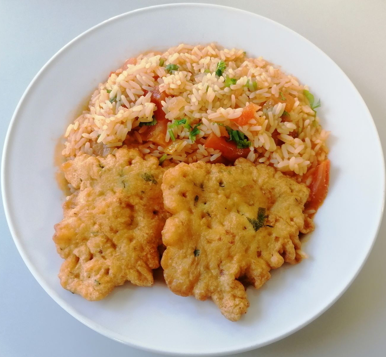 Pataniscas de bacalhau com arroz de tomate