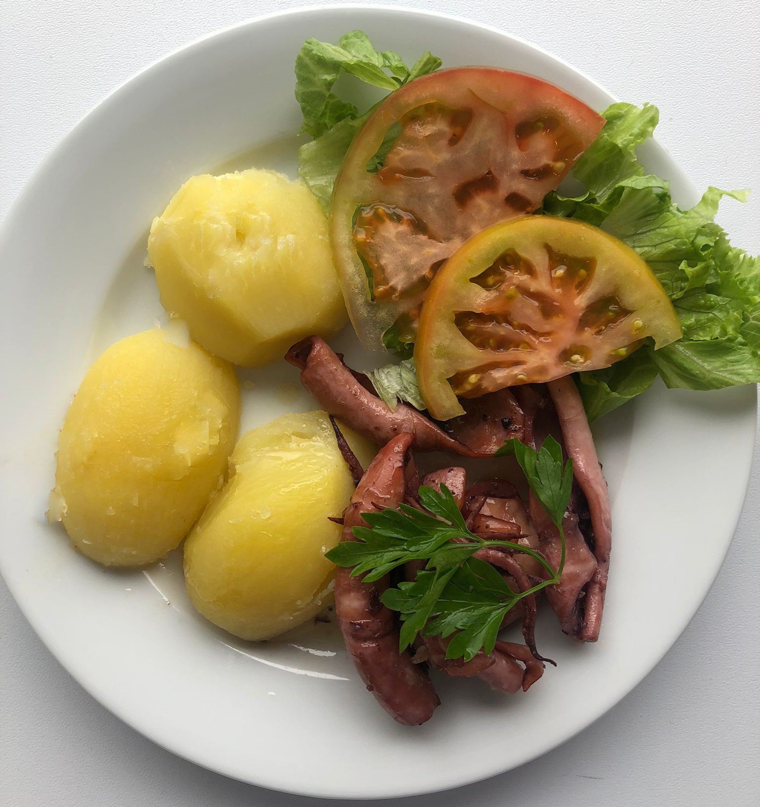 Potas grelhadas com batata cozida