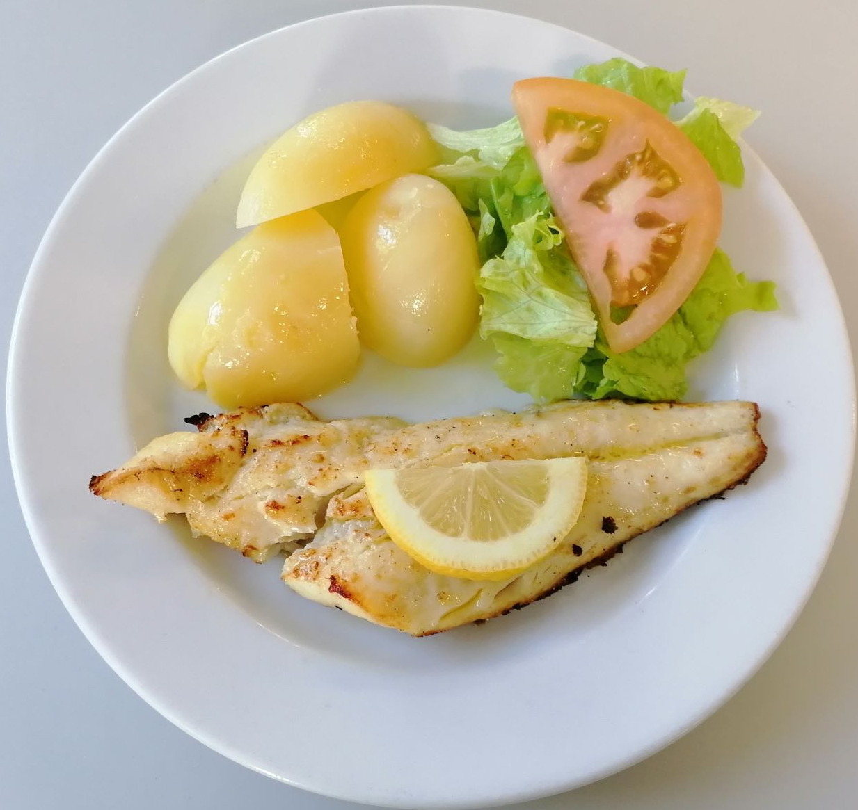 Tranches de pescada grelhada com molho de limão