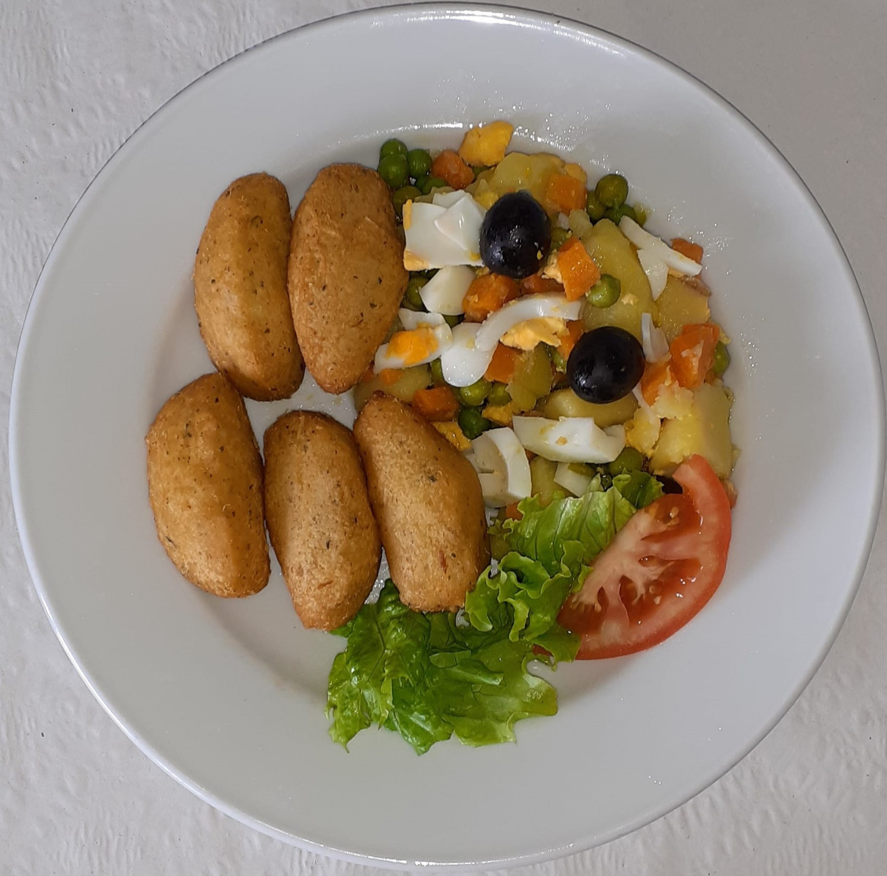 Bolinhos de bacalhau com salada russa