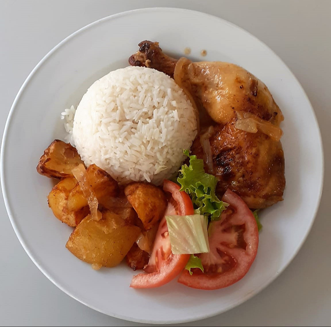 Frango assado no forno com batata assada e arroz
