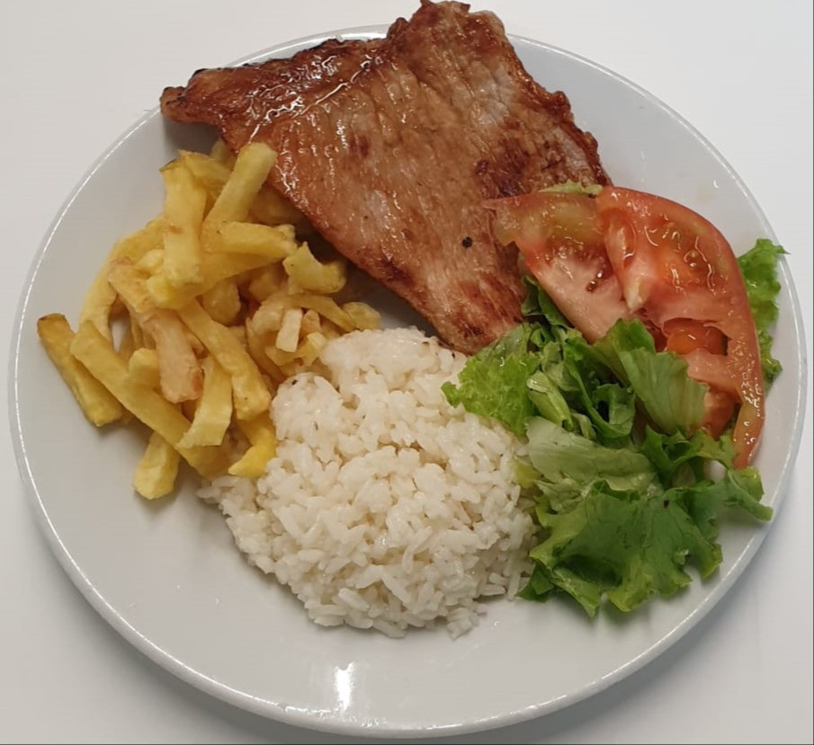 Fêvera de porco grelhada com arroz e batata frita