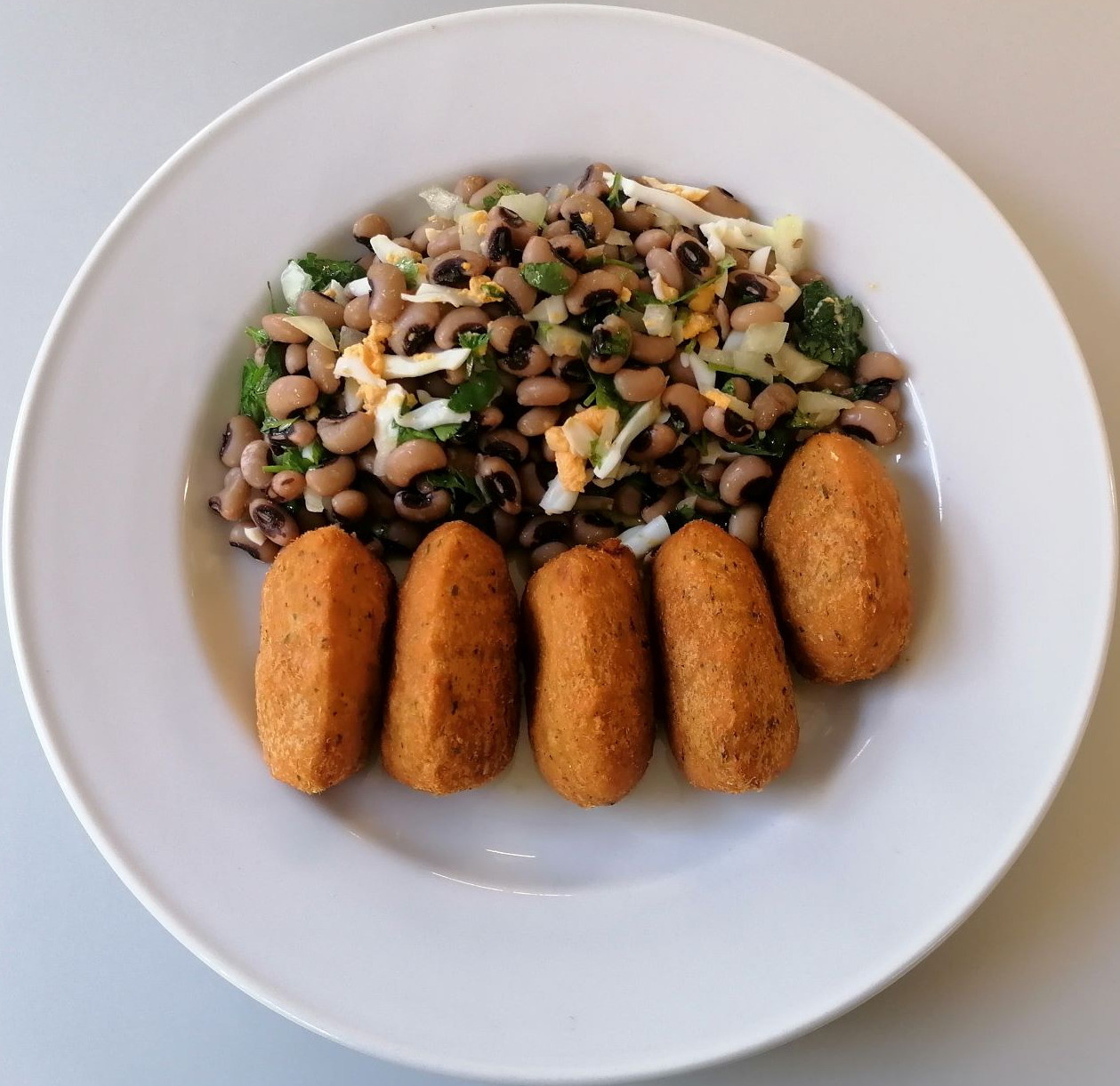 Bolinhos de bacalhau com salada de feijão frade